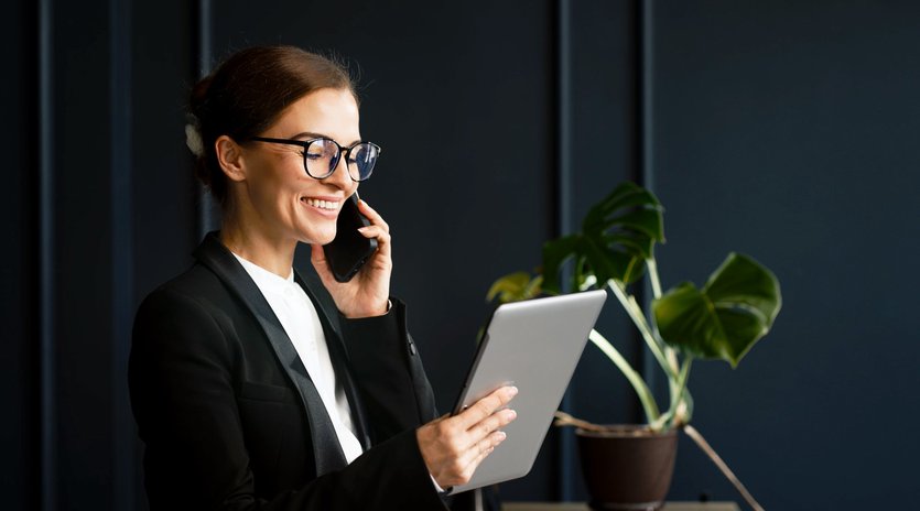 vecteezy focused middle aged businesswoman working with a tablet in